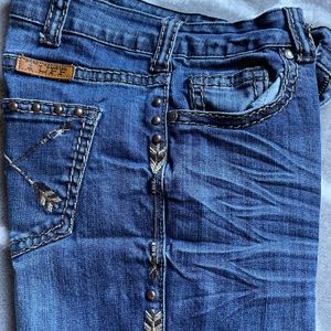 Cowgirl Tuff embroidered jeans. 29x35